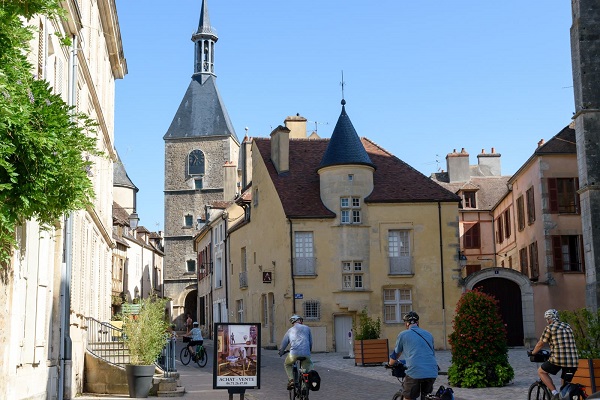 cyclistes en centre ville d'avallon